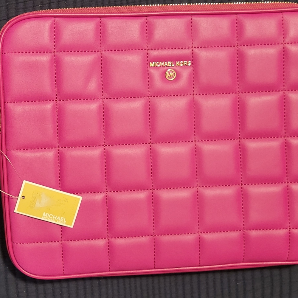Michael Kors Fuchsia Quilted Sleeve Tablets Or Smaller Laptops NWT. RV$198
